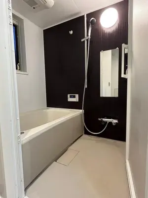 a bathroom with a bath tub and a mirror at Yoyogi Premier 4BR House in Tokyo