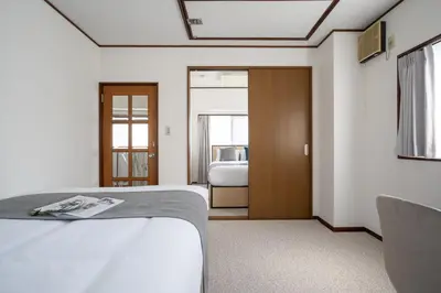 a room with a bed and a bedroom with a bed sidx sidx sidx at \u767d\u7802\u30d3\u30eb in Tokyo