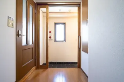 an empty hallway with a door and a window at \u767d\u7802\u30d3\u30eb in Tokyo