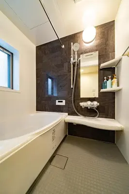 a bathroom with a tub and a sink and a mirror at \u845b\u98fe\u9ad8\u7802\u6238\u5efa in Tokyo