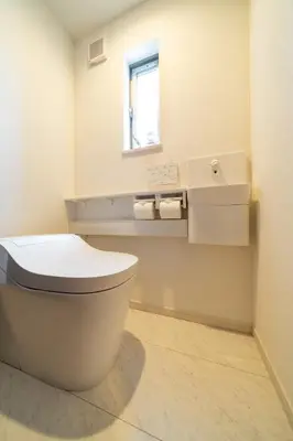 a white bathroom with a toilet and a window at \u845b\u98fe\u9ad8\u7802\u6238\u5efa in Tokyo