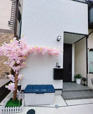 a blue bench next to a building with a tree at Joy \u4e1c\u4eac\u6674\u7a7a\u5854 in Tokyo