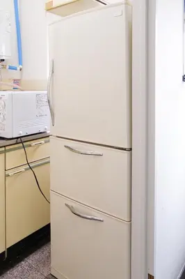 an old white refrigerator in a kitchen at Dormitory \u30b5\u30fc\u30af\u30eb\u30c6\u30f3- Share Room For Male Only \u7537\u6027\u5c02\u7528\u30c9\u30df\u30c8\u30ea\u30fc in Tokyo