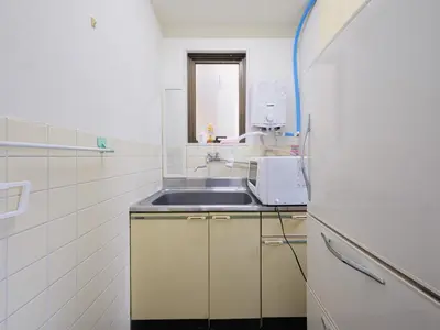 a kitchen with a sink and a microwave at Dormitory \u30b5\u30fc\u30af\u30eb\u30c6\u30f3- Share Room For Male Only \u7537\u6027\u5c02\u7528\u30c9\u30df\u30c8\u30ea\u30fc in Tokyo