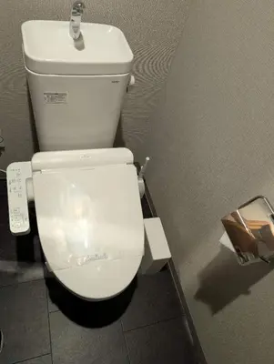 a white toilet in a bathroom with a box at incense\u4e0a\u91ce\u6839\u5cb85\uff26 in Tokyo
