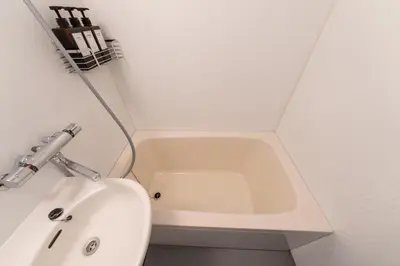a white bathroom with a sink and a toilet at 2\u540d\u63a8\u5968\u99d2\u8fbc\u99c5Switch\u4ed8\u304d\u65bd\u8a2d in Tokyo