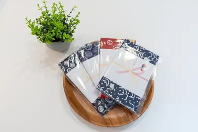 a table with a box of presents on a table with a plant at 2\u540d\u63a8\u5968\u99d2\u8fbc\u99c5Switch\u4ed8\u304d\u65bd\u8a2d in Tokyo