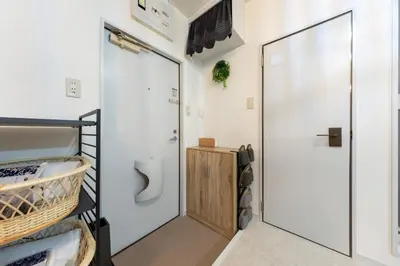 a bathroom with a door leading to a closet at 2\u540d\u63a8\u5968\u99d2\u8fbc\u99c5Switch\u4ed8\u304d\u65bd\u8a2d in Tokyo