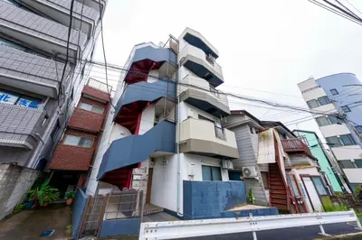 a building with a sculpture on the side of it at 2\u540d\u63a8\u5968\u99d2\u8fbc\u99c5Switch\u4ed8\u304d\u65bd\u8a2d in Tokyo