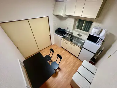 an overhead view of a small kitchen with a table and chairs at 7\u6642IN19\u6642OUT # \u6c60\u888b\u99c5\u3067\u306e\u304a\u8fce\u3048\u3042\u308a # \u30f4\u30a3\u30e9\u4e00\u8ed2\u5bb6\u8cb8\u5207 # \u99c5\u8fd18\u5206 # \u6c60\u888b\u99c510\u5206 # \u4e0a\u91ce\u99c513\u5206 # 7 00 IN19 00 OUT # Pick up Ikebukuro # Whole villa rental # 8 min to station # 10 min to Ikebukuro # 13 min to Ueno in Tokyo