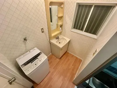 an overhead view of a bathroom with a sink and mirror at 7\u6642IN19\u6642OUT # \u6c60\u888b\u99c5\u3067\u306e\u304a\u8fce\u3048\u3042\u308a # \u30f4\u30a3\u30e9\u4e00\u8ed2\u5bb6\u8cb8\u5207 # \u99c5\u8fd18\u5206 # \u6c60\u888b\u99c510\u5206 # \u4e0a\u91ce\u99c513\u5206 # 7 00 IN19 00 OUT # Pick up Ikebukuro # Whole villa rental # 8 min to station # 10 min to Ikebukuro # 13 min to Ueno in Tokyo