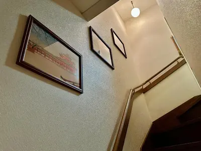 a hallway with three pictures on the wall at 7\u6642IN19\u6642OUT # \u6c60\u888b\u99c5\u3067\u306e\u304a\u8fce\u3048\u3042\u308a # \u30f4\u30a3\u30e9\u4e00\u8ed2\u5bb6\u8cb8\u5207 # \u99c5\u8fd18\u5206 # \u6c60\u888b\u99c510\u5206 # \u4e0a\u91ce\u99c513\u5206 # 7 00 IN19 00 OUT # Pick up Ikebukuro # Whole villa rental # 8 min to station # 10 min to Ikebukuro # 13 min to Ueno in Tokyo