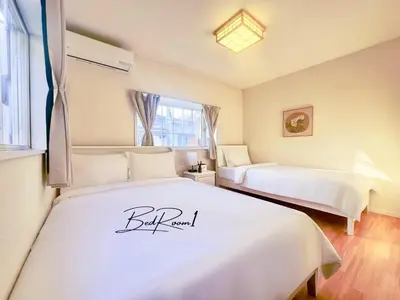 two beds in a room with white sheets at 7\u6642IN19\u6642OUT # \u6c60\u888b\u99c5\u3067\u306e\u304a\u8fce\u3048\u3042\u308a # \u30f4\u30a3\u30e9\u4e00\u8ed2\u5bb6\u8cb8\u5207 # \u99c5\u8fd18\u5206 # \u6c60\u888b\u99c510\u5206 # \u4e0a\u91ce\u99c513\u5206 # 7 00 IN19 00 OUT # Pick up Ikebukuro # Whole villa rental # 8 min to station # 10 min to Ikebukuro # 13 min to Ueno in Tokyo