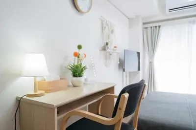 a desk with a lamp and a chair in a room at New \u65b0\u5bbf306 \u6b65\u884c\u81f3\u897f\u65b0\u5bbf\u7ad99\u5206\u949f JR\u5c71\u624b\u7ebf\u65b0\u5927\u4e45\u4fdd15\u5206 \u6700\u591a\u53ef\u5bb9\u7eb33\u4eba \u9002\u5408\u4e00\u5bb6\u4e09\u53e3 \u60c5\u4fa3\u5165\u4f4f \u5355\u4eba\u65c5\u884c in Tokyo