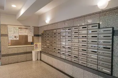 a row of lockers on a wall in a building at New \u65b0\u5bbf306 \u6b65\u884c\u81f3\u897f\u65b0\u5bbf\u7ad99\u5206\u949f JR\u5c71\u624b\u7ebf\u65b0\u5927\u4e45\u4fdd15\u5206 \u6700\u591a\u53ef\u5bb9\u7eb33\u4eba \u9002\u5408\u4e00\u5bb6\u4e09\u53e3 \u60c5\u4fa3\u5165\u4f4f \u5355\u4eba\u65c5\u884c in Tokyo