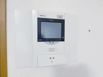a white machine with a screen on a wall at New \u65b0\u5bbf306 \u6b65\u884c\u81f3\u897f\u65b0\u5bbf\u7ad99\u5206\u949f JR\u5c71\u624b\u7ebf\u65b0\u5927\u4e45\u4fdd15\u5206 \u6700\u591a\u53ef\u5bb9\u7eb33\u4eba \u9002\u5408\u4e00\u5bb6\u4e09\u53e3 \u60c5\u4fa3\u5165\u4f4f \u5355\u4eba\u65c5\u884c in Tokyo
