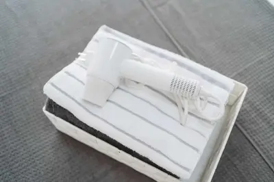 a white hair dryer sitting on a pile of towels at New \u65b0\u5bbf306 \u6b65\u884c\u81f3\u897f\u65b0\u5bbf\u7ad99\u5206\u949f JR\u5c71\u624b\u7ebf\u65b0\u5927\u4e45\u4fdd15\u5206 \u6700\u591a\u53ef\u5bb9\u7eb33\u4eba \u9002\u5408\u4e00\u5bb6\u4e09\u53e3 \u60c5\u4fa3\u5165\u4f4f \u5355\u4eba\u65c5\u884c in Tokyo