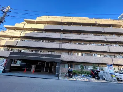 a building with two motorcycles parked in front of it at New \u65b0\u5bbf306 \u6b65\u884c\u81f3\u897f\u65b0\u5bbf\u7ad99\u5206\u949f JR\u5c71\u624b\u7ebf\u65b0\u5927\u4e45\u4fdd15\u5206 \u6700\u591a\u53ef\u5bb9\u7eb33\u4eba \u9002\u5408\u4e00\u5bb6\u4e09\u53e3 \u60c5\u4fa3\u5165\u4f4f \u5355\u4eba\u65c5\u884c in Tokyo