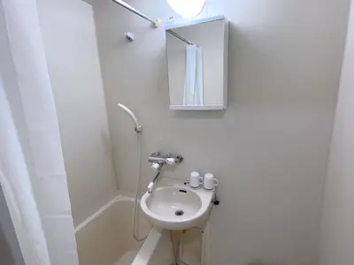 a white bathroom with a sink and a mirror at New \u65b0\u5bbf306 \u6b65\u884c\u81f3\u897f\u65b0\u5bbf\u7ad99\u5206\u949f JR\u5c71\u624b\u7ebf\u65b0\u5927\u4e45\u4fdd15\u5206 \u6700\u591a\u53ef\u5bb9\u7eb33\u4eba \u9002\u5408\u4e00\u5bb6\u4e09\u53e3 \u60c5\u4fa3\u5165\u4f4f \u5355\u4eba\u65c5\u884c in Tokyo