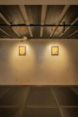 a room with a white wall with two windows at BO101 \u5bb6\u65cf\u65c5\u306b\u6700\u9069 \u6d45\u8349\u5bfa\u305d\u3070 \u65e5\u672c\u4ebaSuperHost in Tokyo