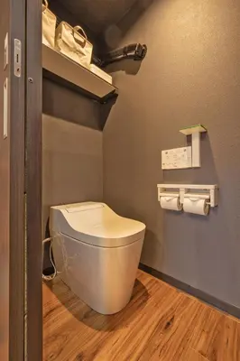 a bathroom with a white toilet in a room at BO101 \u5bb6\u65cf\u65c5\u306b\u6700\u9069 \u6d45\u8349\u5bfa\u305d\u3070 \u65e5\u672c\u4ebaSuperHost in Tokyo