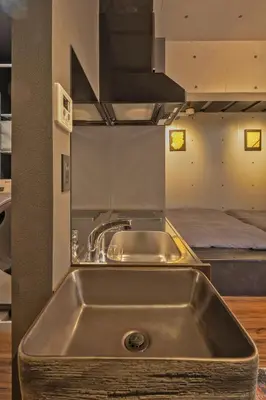 a stainless steel sink in a kitchen with a bed at BO101 \u5bb6\u65cf\u65c5\u306b\u6700\u9069 \u6d45\u8349\u5bfa\u305d\u3070 \u65e5\u672c\u4ebaSuperHost in Tokyo