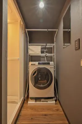 a room with a washing machine in a closet at BO101 \u5bb6\u65cf\u65c5\u306b\u6700\u9069 \u6d45\u8349\u5bfa\u305d\u3070 \u65e5\u672c\u4ebaSuperHost in Tokyo