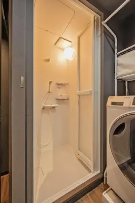 a bathroom with a shower and a washing machine at BO101 \u5bb6\u65cf\u65c5\u306b\u6700\u9069 \u6d45\u8349\u5bfa\u305d\u3070 \u65e5\u672c\u4ebaSuperHost in Tokyo