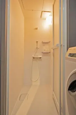 a bathroom with a shower and a washing machine at BO101 \u5bb6\u65cf\u65c5\u306b\u6700\u9069 \u6d45\u8349\u5bfa\u305d\u3070 \u65e5\u672c\u4ebaSuperHost in Tokyo