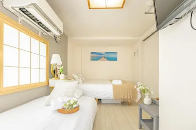 a bedroom with two beds and a window at \u5b89\u5e73\u590d\u5236\u7528\u94fe\u63a5 in Tokyo