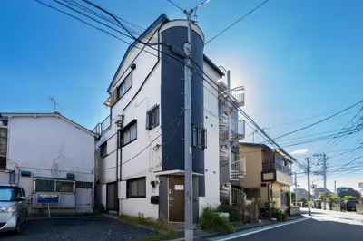 a white building with a lot of wires at \u30a2\u30f3\u30c9\u30b9\u30c6\u30a4\u5800\u52076\u4e01\u76ee in Tokyo