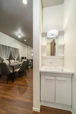a bathroom with a sink and a table with chairs at \u30a2\u30f3\u30c9\u30b9\u30c6\u30a4\u5800\u52076\u4e01\u76ee in Tokyo