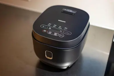 a black blender sitting on top of a table at 9Stay \u83ca\u5ddd in Tokyo