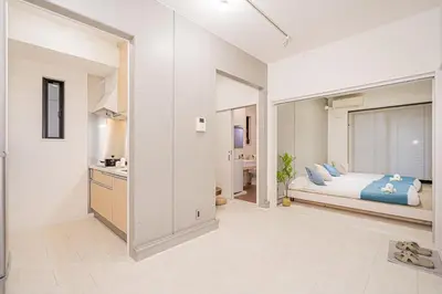 a bedroom with a bed and a bathroom at \u685c\u306e\u5ddd70-36\u6c60\u888b\u99c58\u5206\u949f 1DK\u5957\u623f max5\u4eba\u623f \u5bbd\u655e\u5b89\u9759 ikeburuko in Tokyo