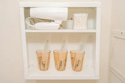 a shelf with four glasses in a kitchen at \u685c\u306e\u5ddd70-36\u6c60\u888b\u99c58\u5206\u949f 1DK\u5957\u623f max5\u4eba\u623f \u5bbd\u655e\u5b89\u9759 ikeburuko in Tokyo