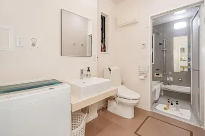 a white bathroom with a sink and a toilet at \u685c\u306e\u5ddd70-36\u6c60\u888b\u99c58\u5206\u949f 1DK\u5957\u623f max5\u4eba\u623f \u5bbd\u655e\u5b89\u9759 ikeburuko in Tokyo