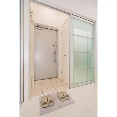 a pair of shoes in a bathroom with a shower at \u685c\u306e\u5ddd70-36\u6c60\u888b\u99c58\u5206\u949f 1DK\u5957\u623f max5\u4eba\u623f \u5bbd\u655e\u5b89\u9759 ikeburuko in Tokyo