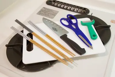 a table with chopsticks and scissors on a plate at \u6e0b\u8c37Qvt\u30a2\u30d1\u30fc\u30c8\u30e1\u30f3\u30c8 in Tokyo