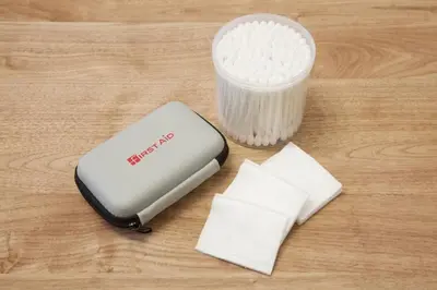 a container of white rice and two pieces of paper at \u6e0b\u8c37Qvt\u30a2\u30d1\u30fc\u30c8\u30e1\u30f3\u30c8 in Tokyo