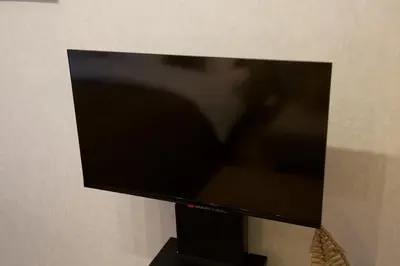 a flat screen tv hanging on a wall at \u6e0b\u8c37Qvt\u30a2\u30d1\u30fc\u30c8\u30e1\u30f3\u30c8 in Tokyo