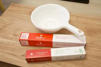 a white plastic measuring spoon sitting on a wooden table at \u6e0b\u8c37Qvt\u30a2\u30d1\u30fc\u30c8\u30e1\u30f3\u30c8 in Tokyo