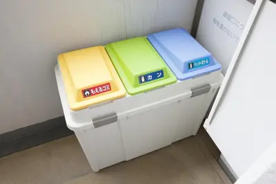 a table with different colored bins on top of it at \u6e0b\u8c37Qvt\u30a2\u30d1\u30fc\u30c8\u30e1\u30f3\u30c8 in Tokyo