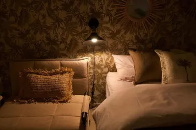 a bedroom with two beds and a lamp and a chair at \u6e0b\u8c37Qvt\u30a2\u30d1\u30fc\u30c8\u30e1\u30f3\u30c8 in Tokyo