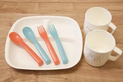 a plate with cutlery on a table with two cups at \u6e0b\u8c37Qvt\u30a2\u30d1\u30fc\u30c8\u30e1\u30f3\u30c8 in Tokyo