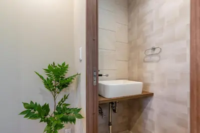 a bathroom with a white sink and a mirror at \u65b0\u5bbf\u307e\u306715\u5206 \u5f25\u751f\u753a\u306e\u6238\u5efa\u3066 in Tokyo