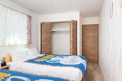 a small bedroom with a bed and a closet at \u65b0\u5bbf\u307e\u306715\u5206 \u5f25\u751f\u753a\u306e\u6238\u5efa\u3066 in Tokyo