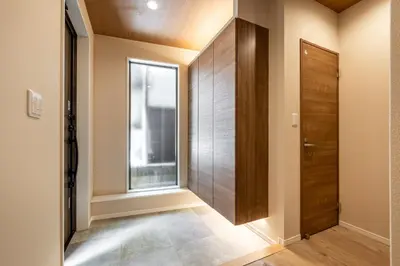 a hallway with a door and a window at \u65b0\u5bbf\u307e\u306715\u5206 \u5f25\u751f\u753a\u306e\u6238\u5efa\u3066 in Tokyo