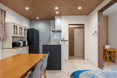 a kitchen and dining room with a wooden table at \u65b0\u5bbf\u307e\u306715\u5206 \u5f25\u751f\u753a\u306e\u6238\u5efa\u3066 in Tokyo