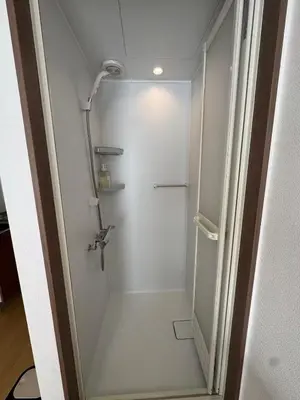 a walk in shower in a white bathroom at B&B 103 under the clear sky Go straight to Narita 8 minutes on foot from Kinshicho Station 1 minute on foot from Asakusa and Skytree 50 minutes from Disneyland 1 minute from Monopolis in Tokyo