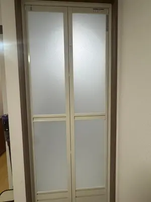 a white closet with two doors in a room at B&B 103 under the clear sky Go straight to Narita 8 minutes on foot from Kinshicho Station 1 minute on foot from Asakusa and Skytree 50 minutes from Disneyland 1 minute from Monopolis in Tokyo